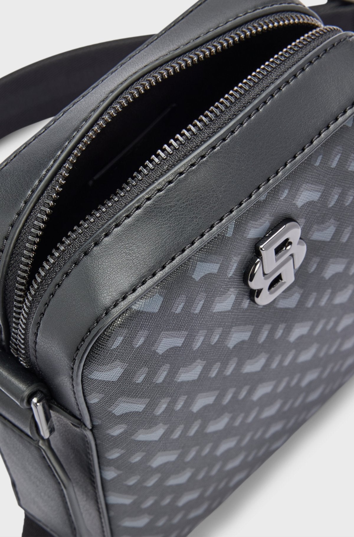 Reporter-Tasche mit Monogramm-Muster und Signature-Details aus Metall