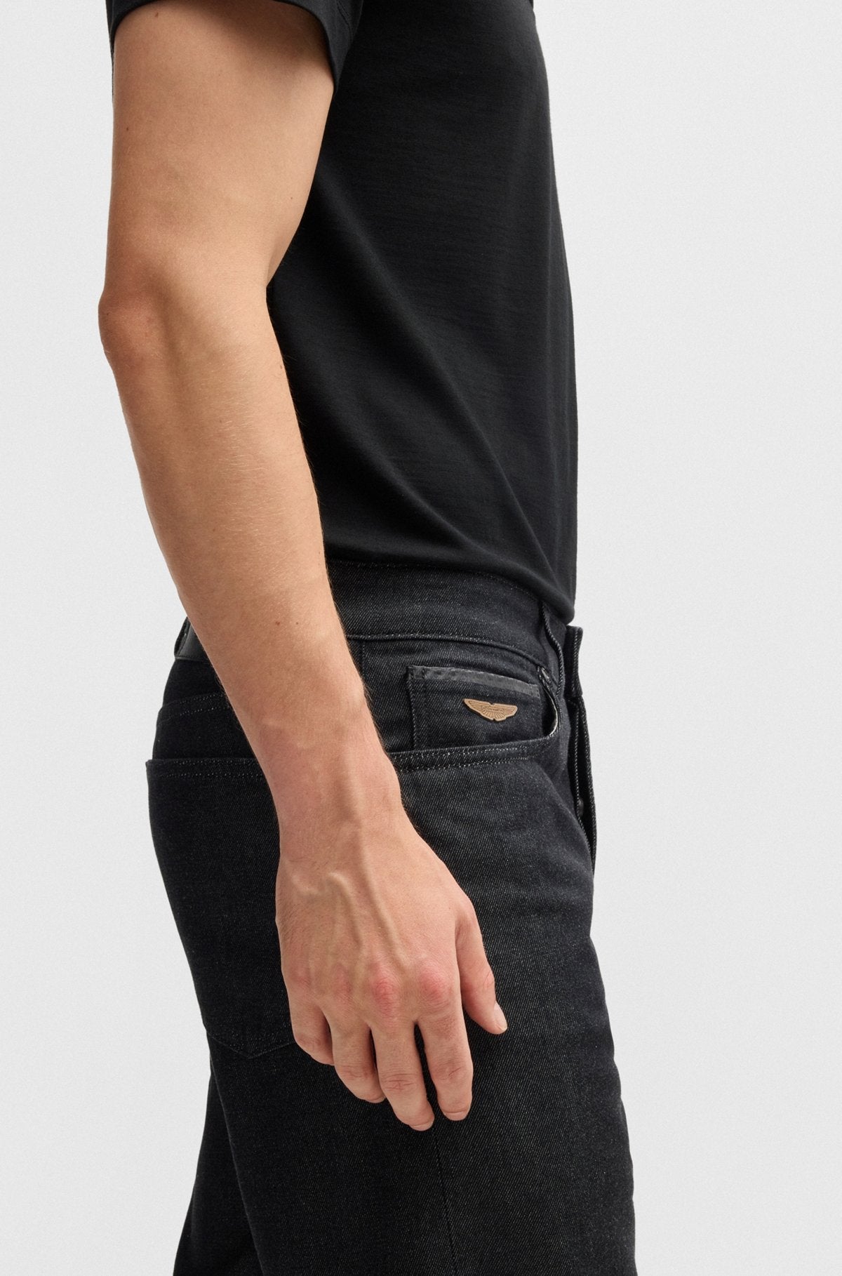 BOSS x ASTON MARTIN Regular-Fit Jeans aus thermoregulierendem Denim